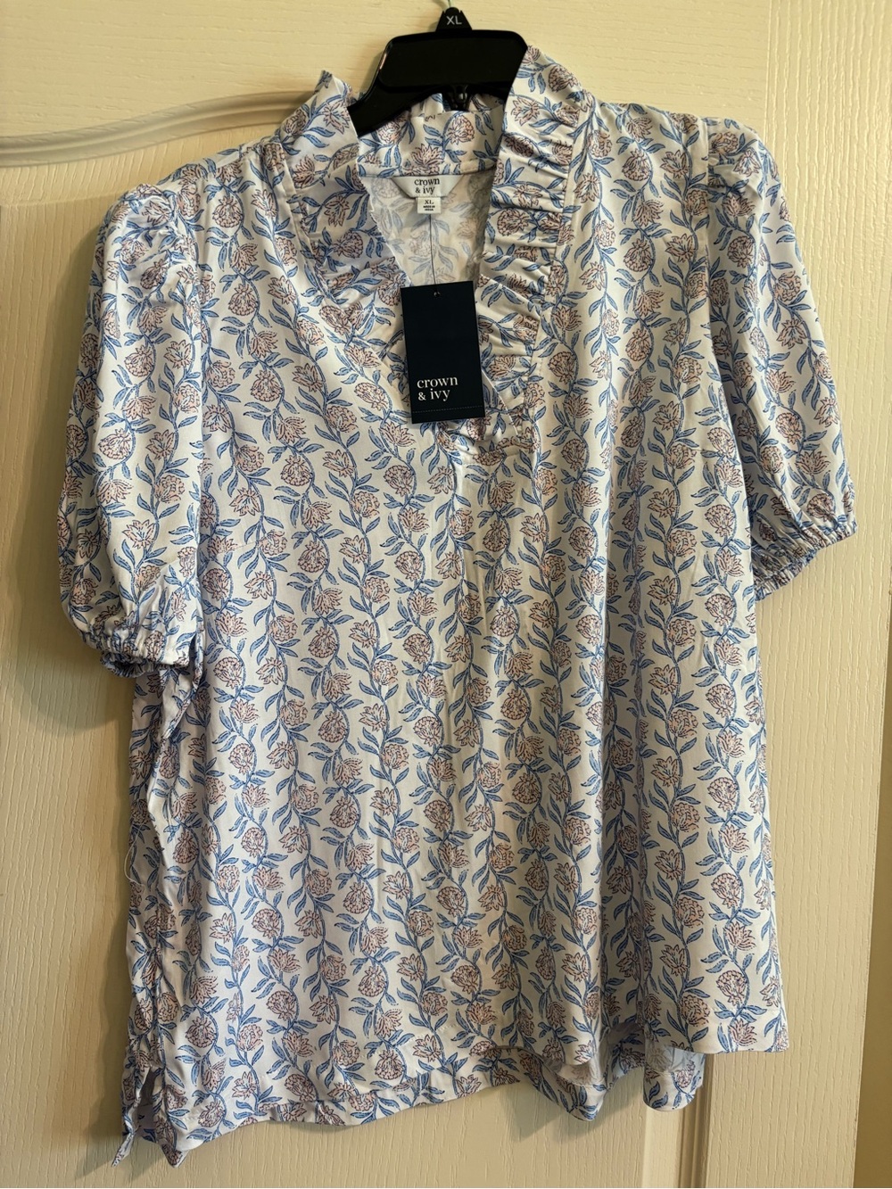 crown & ivy White Blue Floral Short-Sleeve Button-Down Shirt